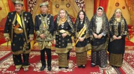 Amsakar Achmad dan Li Claudia Chandra serta Ketua Lembaga Adat Melayu (LAM) Kepri Kota Batam, Dato' Wira Setia Utama YM. H. Raja Muhamad Amin, dalam acara penabalan gelar adat kepada Wali Kota dan Wakil Wali Kota Batam di Istana Besar Madani, Gedung Nong Isa, Batam Center, Minggu (15/6/2025). Foto: INIKEPRI.COM