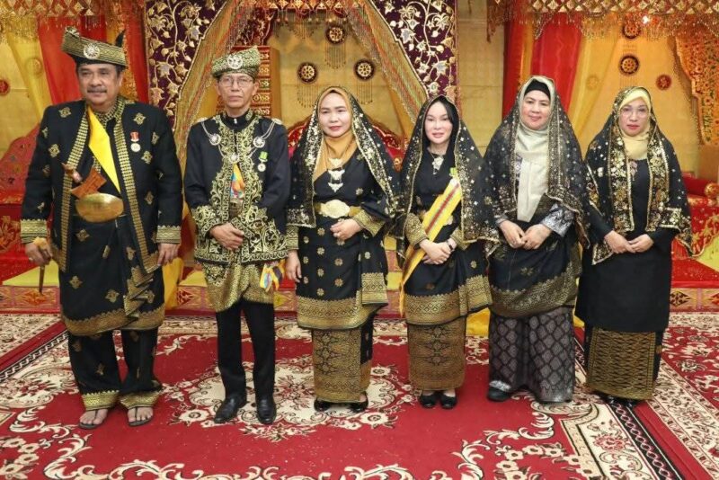 Amsakar Achmad dan Li Claudia Chandra serta Ketua Lembaga Adat Melayu (LAM) Kepri Kota Batam, Dato' Wira Setia Utama YM. H. Raja Muhamad Amin, dalam acara penabalan gelar adat kepada Wali Kota dan Wakil Wali Kota Batam di Istana Besar Madani, Gedung Nong Isa, Batam Center, Minggu (15/6/2025). Foto: INIKEPRI.COM
