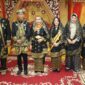 Amsakar Achmad dan Li Claudia Chandra serta Ketua Lembaga Adat Melayu (LAM) Kepri Kota Batam, Dato' Wira Setia Utama YM. H. Raja Muhamad Amin, dalam acara penabalan gelar adat kepada Wali Kota dan Wakil Wali Kota Batam di Istana Besar Madani, Gedung Nong Isa, Batam Center, Minggu (15/6/2025). Foto: INIKEPRI.COM