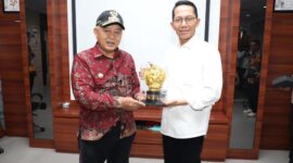 Wali Kota Batam, Amsakar Achmad menerima kunjungan kerja Bupati Malang, M. Sanusi, beserta rombongan di Kantor Wali Kota Batam, Senin (16/6/2025). Foto: INIKEPRI.COM/Media Center Batam 