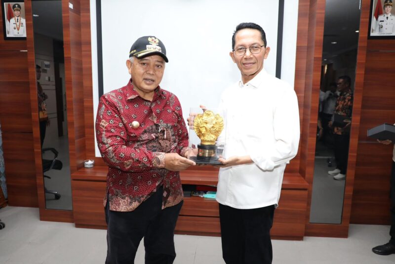 Wali Kota Batam, Amsakar Achmad menerima kunjungan kerja Bupati Malang, M. Sanusi, beserta rombongan di Kantor Wali Kota Batam, Senin (16/6/2025). Foto: INIKEPRI.COM/Media Center Batam 