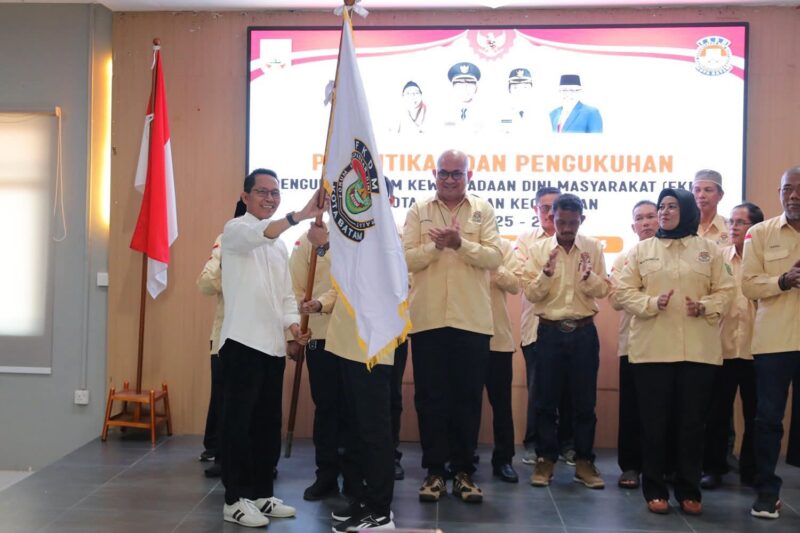Wali Kota Batam, Amsakar Achmad secara resmi melantik dan mengukuhkan Pengurus Forum Kewaspadaan Dini Masyarakat (FKDM) Kota Batam dan Kecamatan se-Kota Batam Periode 2025–2030, di Aula Mini Universitas Riau Kepulauan Batam, Senin (16/6/2025). Foto: INIKEPRI.COM/Media Center Batam 