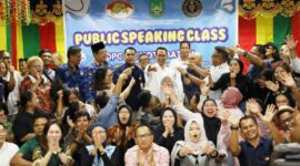 Wali Kota Batam, Amsakar Achmad, saat membuka kegiatan Public Speaking Class dan peluncuran program kepesertaan BPJS Ketenagakerjaan bagi anggota HPI. Acara berlangsung di Gedung Lembaga Adat Melayu Batam, Selasa (17/6/2025). Foto: INIKEPRI.COM