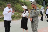 Pemerintah Kota Batam kembali menertibkan unit reklame bermasalah, kali ini di Jalan Ahmad Yani, tepatnya di Simpang Kara, Rabu (18/6/2025). Foto: INIKEPRI.COM/Media Center Batam 