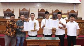 Pengesahan Rancangan Peraturan Daerah (Ranperda) tentang Penyelenggaraan Angkutan Massal Berbasis Jalan, Selasa (17/6/2025). Foto: INIKEPRI.COM