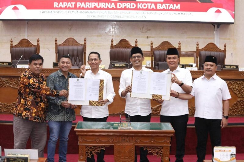 Pengesahan Rancangan Peraturan Daerah (Ranperda) tentang Penyelenggaraan Angkutan Massal Berbasis Jalan, Selasa (17/6/2025). Foto: INIKEPRI.COM