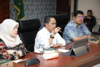Amsakar saat membuka Rapat Koordinasi Sistem Pengelolaan Pengaduan Pelayanan Publik Nasional (SP4N) - Layanan Aspirasi dan Pengaduan Online Rakyat (LAPOR!) Pemerintah Kota Batam, yang digelar di Kantor Wali Kota Batam, Kamis (19/6/2025). Foto: INIKEPRI.COM
