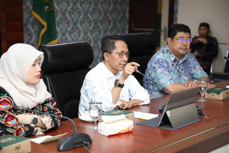 Amsakar saat membuka Rapat Koordinasi Sistem Pengelolaan Pengaduan Pelayanan Publik Nasional (SP4N) - Layanan Aspirasi dan Pengaduan Online Rakyat (LAPOR!) Pemerintah Kota Batam, yang digelar di Kantor Wali Kota Batam, Kamis (19/6/2025). Foto: INIKEPRI.COM
