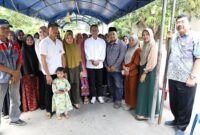 Wali Kota Batam, Amsakar Achmad, menyambangi kediaman keluarga pasien Muhammad Alif Okto Karyanto (12) di Kaveling Sei Lekop, Sagulung, Kota Batam. Foto: INIKEPRI.COM/Media Center Batam 