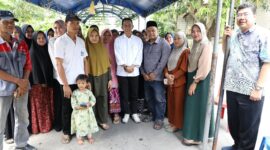 Wali Kota Batam, Amsakar Achmad, menyambangi kediaman keluarga pasien Muhammad Alif Okto Karyanto (12) di Kaveling Sei Lekop, Sagulung, Kota Batam. Foto: INIKEPRI.COM/Media Center Batam 