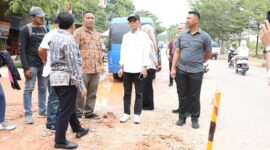 Wali Kota Batam, Amsakar Achmad, meninjau pelebaran Jalan Letjen Suprapto, tepatnya di depan SP Plaza, Batuaji, Kamis (19/6/2025). Foto: INIKEPRI.COM/Media Center Batam 