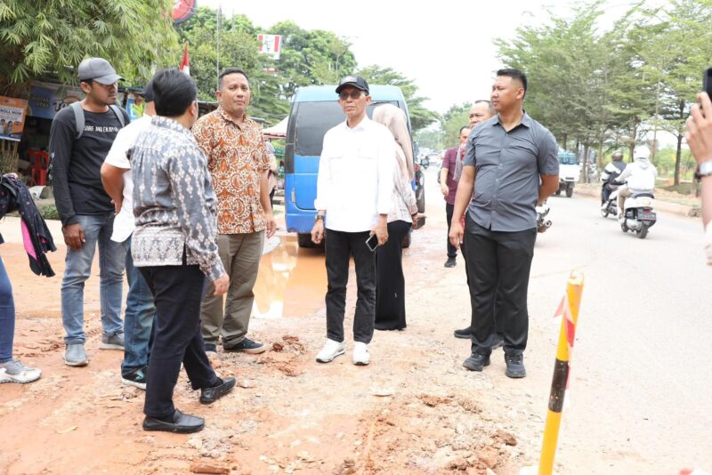 Wali Kota Batam, Amsakar Achmad, meninjau pelebaran Jalan Letjen Suprapto, tepatnya di depan SP Plaza, Batuaji, Kamis (19/6/2025). Foto: INIKEPRI.COM/Media Center Batam 