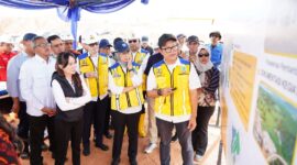 Wakil Wali Kota Batam sekaligus Ex Officio Wakil Kepala BP Batam, Li Claudia Chandra, kembali menunjukkan komitmennya terhadap pembangunan yang berkeadilan sosial. Dalam kunjungan kerja ke kawasan permukiman relokasi Tanjung Banon, Kamis (19/6/2025), ia mendorong percepatan pembangunan hunian bagi warga terdampak proyek Tempang Eco City. Foto: INIKEPRI.CO