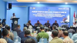 Amsakar saat mendampingi kunjungan kerja Komisi IV DPR RI ke Pangkalan Pengawasan Sumber Daya Kelautan dan Perikanan (PSDKP) Batam di kawasan Jembatan II Barelang, Setokok, Jumat (20/6/2025). Foto: INIKEPRI.COM