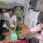 Petugas Disdukcapil Kota Batam merekam warga di Kampung Rawa. Foto: INIKEPRI.COM