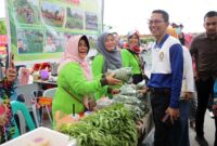Wali Kota Batam Amsakar Achmad meninjau salah satu pedagang UMKM beberapa waktu lalu. Foto: INIKEPRI.COM