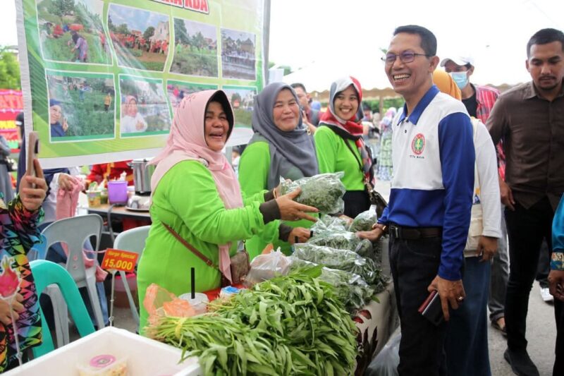 Wali Kota Batam Amsakar Achmad meninjau salah satu pedagang UMKM beberapa waktu lalu. Foto: INIKEPRI.COM