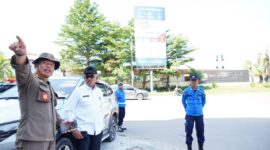 Sekda Kota Batam Jefridin dan Kasat Pol PP Imam Thohari memantau penertiban reklame. Foto: INIKEPRI.COM