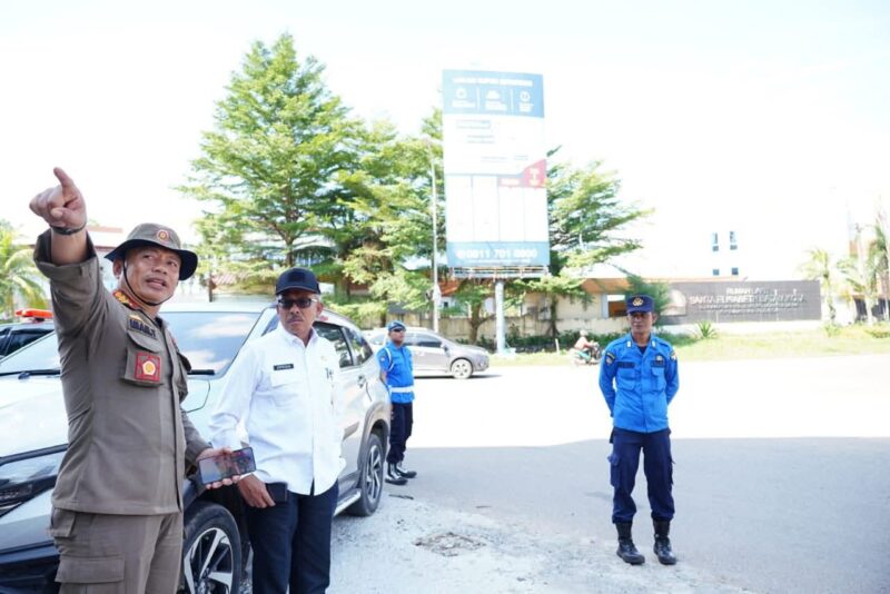 Sekda Kota Batam Jefridin dan Kasat Pol PP Imam Thohari memantau penertiban reklame. Foto: INIKEPRI.COM