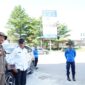 Sekda Kota Batam Jefridin dan Kasat Pol PP Imam Thohari memantau penertiban reklame. Foto: INIKEPRI.COM