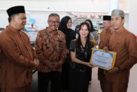 Wakil Wali Kota Batam, Li Claudia Chandra menyambut kepulangan Kafilah Kota Batam yang telah mengukir prestasi membanggakan dengan menyabet Juara Umum Seleksi Tilawatil Qur’an dan Hadits (STQH) XI Tingkat Provinsi Kepulauan Riau, di Pelabuhan Domestik Punggur, didampingi Sekretaris Daerah Kota Batam, Jefridin, Kamis (26/6/2025). Foto: INIKEPRI.COM/Media Center Batam 