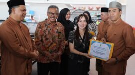 Wakil Wali Kota Batam, Li Claudia Chandra menyambut kepulangan Kafilah Kota Batam yang telah mengukir prestasi membanggakan dengan menyabet Juara Umum Seleksi Tilawatil Qur’an dan Hadits (STQH) XI Tingkat Provinsi Kepulauan Riau, di Pelabuhan Domestik Punggur, didampingi Sekretaris Daerah Kota Batam, Jefridin, Kamis (26/6/2025). Foto: INIKEPRI.COM/Media Center Batam 