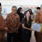 Wakil Wali Kota Batam, Li Claudia Chandra menyambut kepulangan Kafilah Kota Batam yang telah mengukir prestasi membanggakan dengan menyabet Juara Umum Seleksi Tilawatil Qur’an dan Hadits (STQH) XI Tingkat Provinsi Kepulauan Riau, di Pelabuhan Domestik Punggur, didampingi Sekretaris Daerah Kota Batam, Jefridin, Kamis (26/6/2025). Foto: INIKEPRI.COM/Media Center Batam 