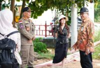 Wakil Wali Kota Batam, Li Claudia Chandra didampingi Sekretaris Daerah Kota Batam, Jefridin, M.Pd. memantau proses penertiban dan penataan reklame di depan Taman Raya Square (Taras) Kamis (26/06/2025). Foto: INIKEPRI.COM/Media Center Batam
