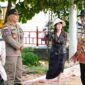 Wakil Wali Kota Batam, Li Claudia Chandra didampingi Sekretaris Daerah Kota Batam, Jefridin, M.Pd. memantau proses penertiban dan penataan reklame di depan Taman Raya Square (Taras) Kamis (26/06/2025). Foto: INIKEPRI.COM/Media Center Batam