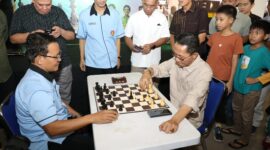 Wali Kota Batam, Amsakar Achmad, berhadapan langsung dengan Ketua Persatuan Catur Seluruh Indonesia (Percasi) Batam, Suhandri, di atas papan catur saat pembukaan Turnamen Catur Divisi Utama dan Non Master yang digelar Percasi Kota Batam di MB2 Mall, Sabtu (28/6/2025). Foto: INIKEPRI.COM