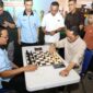 Wali Kota Batam, Amsakar Achmad, berhadapan langsung dengan Ketua Persatuan Catur Seluruh Indonesia (Percasi) Batam, Suhandri, di atas papan catur saat pembukaan Turnamen Catur Divisi Utama dan Non Master yang digelar Percasi Kota Batam di MB2 Mall, Sabtu (28/6/2025). Foto: INIKEPRI.COM