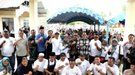 Wali Kota Batam, Amsakar Achmad, membuka kegiatan bakti sosial sunat massal dan pemeriksaan mata serta pemberian kaca mata gratis yang digelar di Kantor Lurah Tanjung Uncang, Minggu (29/6/2025). Foto: INIKEPRI.COM/Media Center Batam 