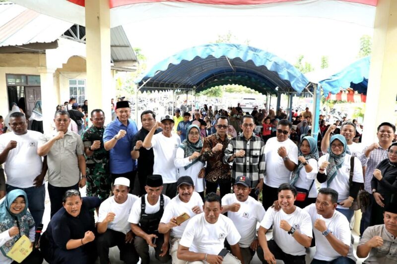 Wali Kota Batam, Amsakar Achmad, membuka kegiatan bakti sosial sunat massal dan pemeriksaan mata serta pemberian kaca mata gratis yang digelar di Kantor Lurah Tanjung Uncang, Minggu (29/6/2025). Foto: INIKEPRI.COM/Media Center Batam 