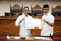 Wali Kota Batam Amsakar Achmad bersama Wakil Ketua I DPRD Kota Batam Aweng Kurniawan. Foto: INIKEPRI.COM