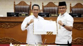 Wali Kota Batam Amsakar Achmad bersama Wakil Ketua I DPRD Kota Batam Aweng Kurniawan. Foto: INIKEPRI.COM