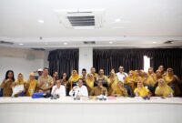 Wali Kota Batam, Amsakar Achmad, secara langsung menyerahkan Surat Keputusan (SK) Pensiun kepada 19 Pegawai Negeri Sipil (PNS) di lingkungan Pemerintah Kota Batam. Acara ini berlangsung di Ruang Rapat Embung Fatimah, Kantor Wali Kota Batam, Senin (30/6/2025). Foto: INIKEPRI.COM/Media Center Batam 