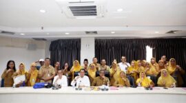 Wali Kota Batam, Amsakar Achmad, secara langsung menyerahkan Surat Keputusan (SK) Pensiun kepada 19 Pegawai Negeri Sipil (PNS) di lingkungan Pemerintah Kota Batam. Acara ini berlangsung di Ruang Rapat Embung Fatimah, Kantor Wali Kota Batam, Senin (30/6/2025). Foto: INIKEPRI.COM/Media Center Batam 