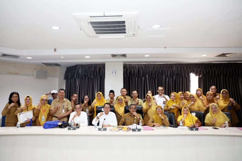 Wali Kota Batam, Amsakar Achmad, secara langsung menyerahkan Surat Keputusan (SK) Pensiun kepada 19 Pegawai Negeri Sipil (PNS) di lingkungan Pemerintah Kota Batam. Acara ini berlangsung di Ruang Rapat Embung Fatimah, Kantor Wali Kota Batam, Senin (30/6/2025). Foto: INIKEPRI.COM/Media Center Batam 