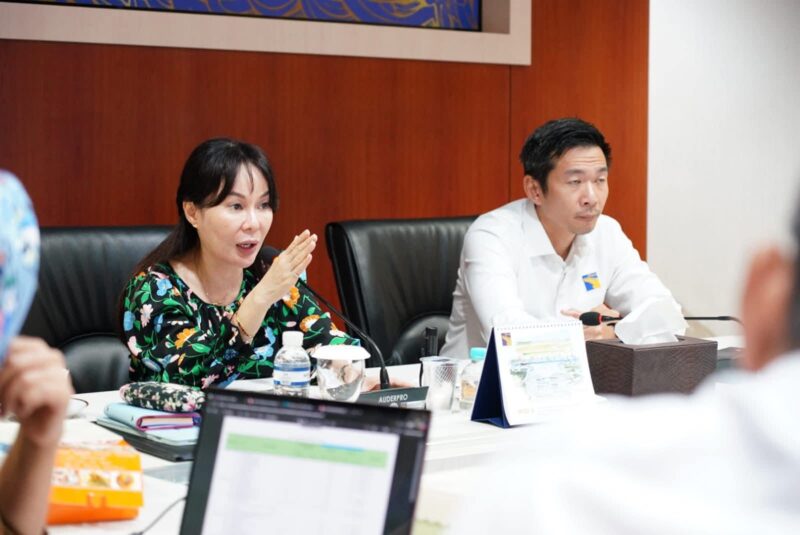 Wakil Wali Kota Batam/Wakil Kepala BP Batam, Li Claudia Chandra memimpin Rapat Pembahasan Rencana Titik Reklame Kota Batam dalam rangka Revisi Perwako 50/2024 tentang Penyelenggaran Reklame Kota Batam di Ruang Rapat Marketing BP Batam, Senin (30/6/2025). Foto: INIKEPRI.COM/Media Center Batam 