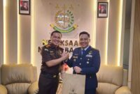Komandan Pangkalan TNI Angkatan Udara (Lanud) Hang Nadim Batam, Letkol Pnb Hendro Sukamdani, M.Tr.Opsla., melakukan kunjungan kehormatan (courtesy call) ke Kantor Kejaksaan Negeri (Kejari) Batam, Senin (2/6/2025). Foto: INIKEPRI.COM