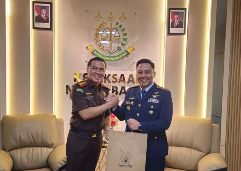 Komandan Pangkalan TNI Angkatan Udara (Lanud) Hang Nadim Batam, Letkol Pnb Hendro Sukamdani, M.Tr.Opsla., melakukan kunjungan kehormatan (courtesy call) ke Kantor Kejaksaan Negeri (Kejari) Batam, Senin (2/6/2025). Foto: INIKEPRI.COM