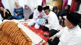 Sekda Kota Batam Jefridin di rumah duka. Foto: INIKEPRI.COM