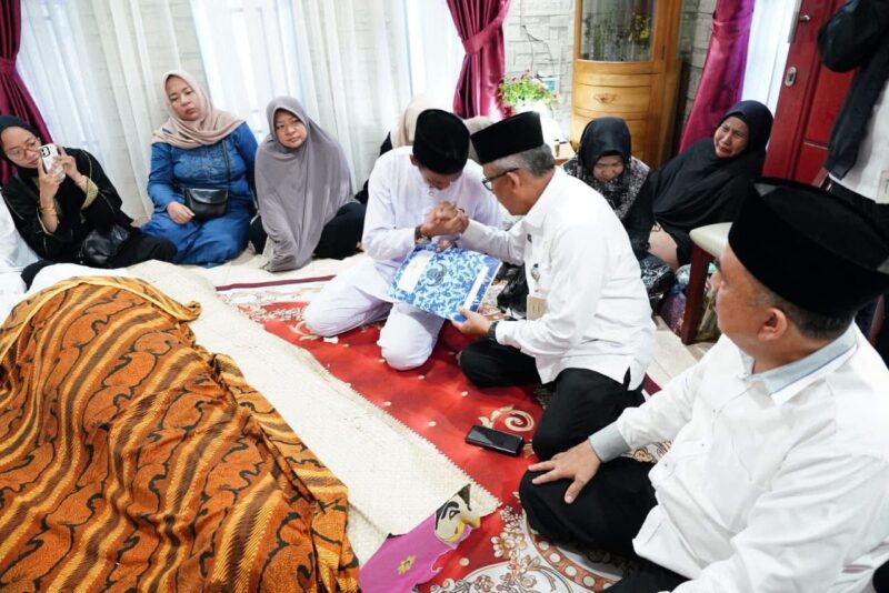 Sekda Kota Batam Jefridin di rumah duka. Foto: INIKEPRI.COM