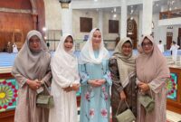 Bupati Natuna Cen Sui Lan di Masjid Baitul Izzah, Natuna Islamic Center, untuk menunaikan Sholat Idul Adha 1446 Hijriah. Foto: INIKEPRI.COM