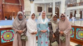 Bupati Natuna Cen Sui Lan di Masjid Baitul Izzah, Natuna Islamic Center, untuk menunaikan Sholat Idul Adha 1446 Hijriah. Foto: INIKEPRI.COM