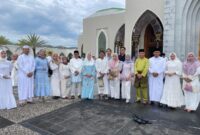 Bupati Natuna Cen Sui Lan bersama suami Raja Mustakim dan keluarga seusai menunaikan salat id Iduladha. Foto: INIKEPRI.COM