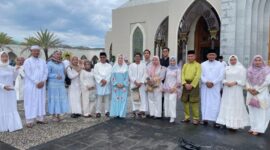 Bupati Natuna Cen Sui Lan bersama suami Raja Mustakim dan keluarga seusai menunaikan salat id Iduladha. Foto: INIKEPRI.COM