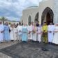 Bupati Natuna Cen Sui Lan bersama suami Raja Mustakim dan keluarga seusai menunaikan salat id Iduladha. Foto: INIKEPRI.COM