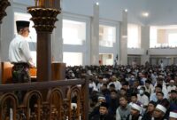 Kepala BP Batam/Walikota Batam, Amsakar Achmad, beserta keluarga melaksanakan shalat Idul Adha 1446 H/2025 M, pada Jumat (6/6/2025) di Masjid Sultan Mahmud Riayat Syah, yang dihadiri oleh ribuan umat muslim se-Kota Batam. Foto: INIKEPRI.COM/BP Batam 