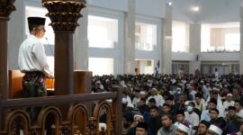 Kepala BP Batam/Walikota Batam, Amsakar Achmad, beserta keluarga melaksanakan shalat Idul Adha 1446 H/2025 M, pada Jumat (6/6/2025) di Masjid Sultan Mahmud Riayat Syah, yang dihadiri oleh ribuan umat muslim se-Kota Batam. Foto: INIKEPRI.COM/BP Batam 
